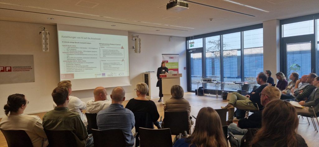 Fotos mit mehreren teilnehmenden Personen des Qualifizierungsprogramms im Gespräch sowie bei einem Vortrag